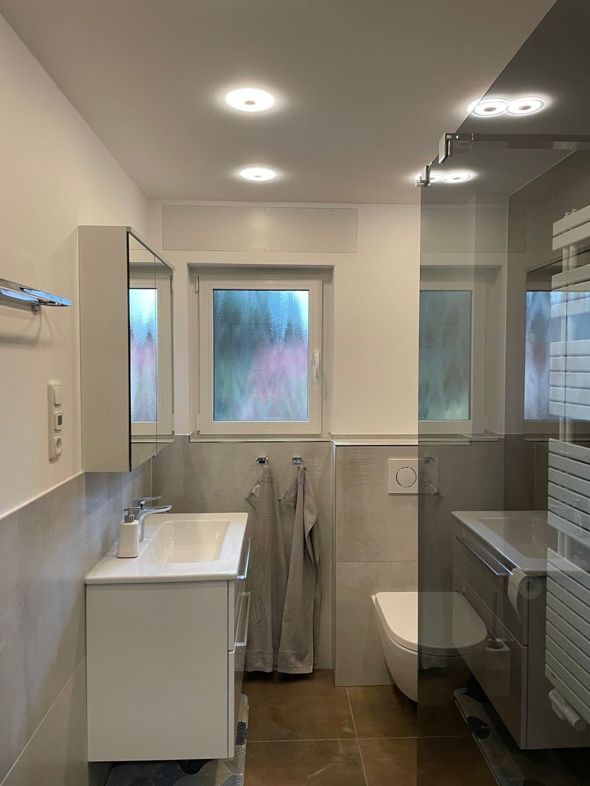 Von Kesmiris komplett saniertes, modernes Badezimmer in Darmstadt